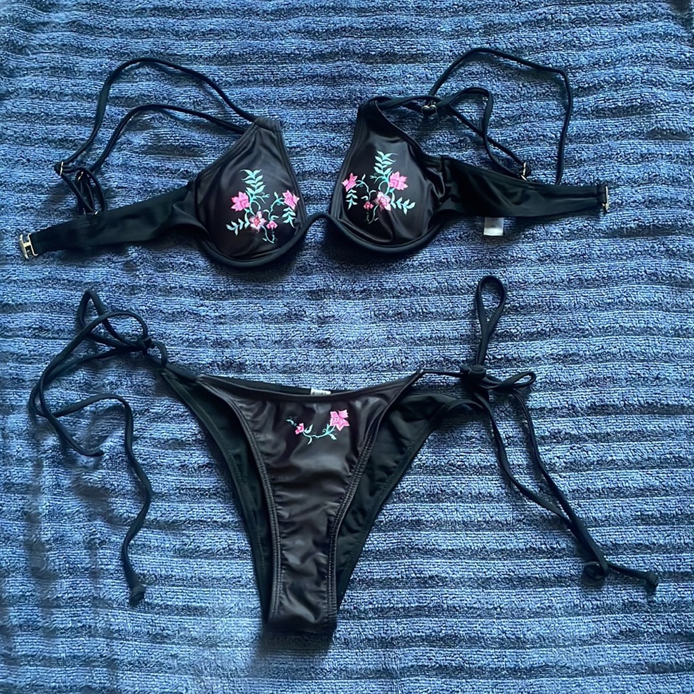 Black Floral Bathing Suit Top for Women in Women’s Size S